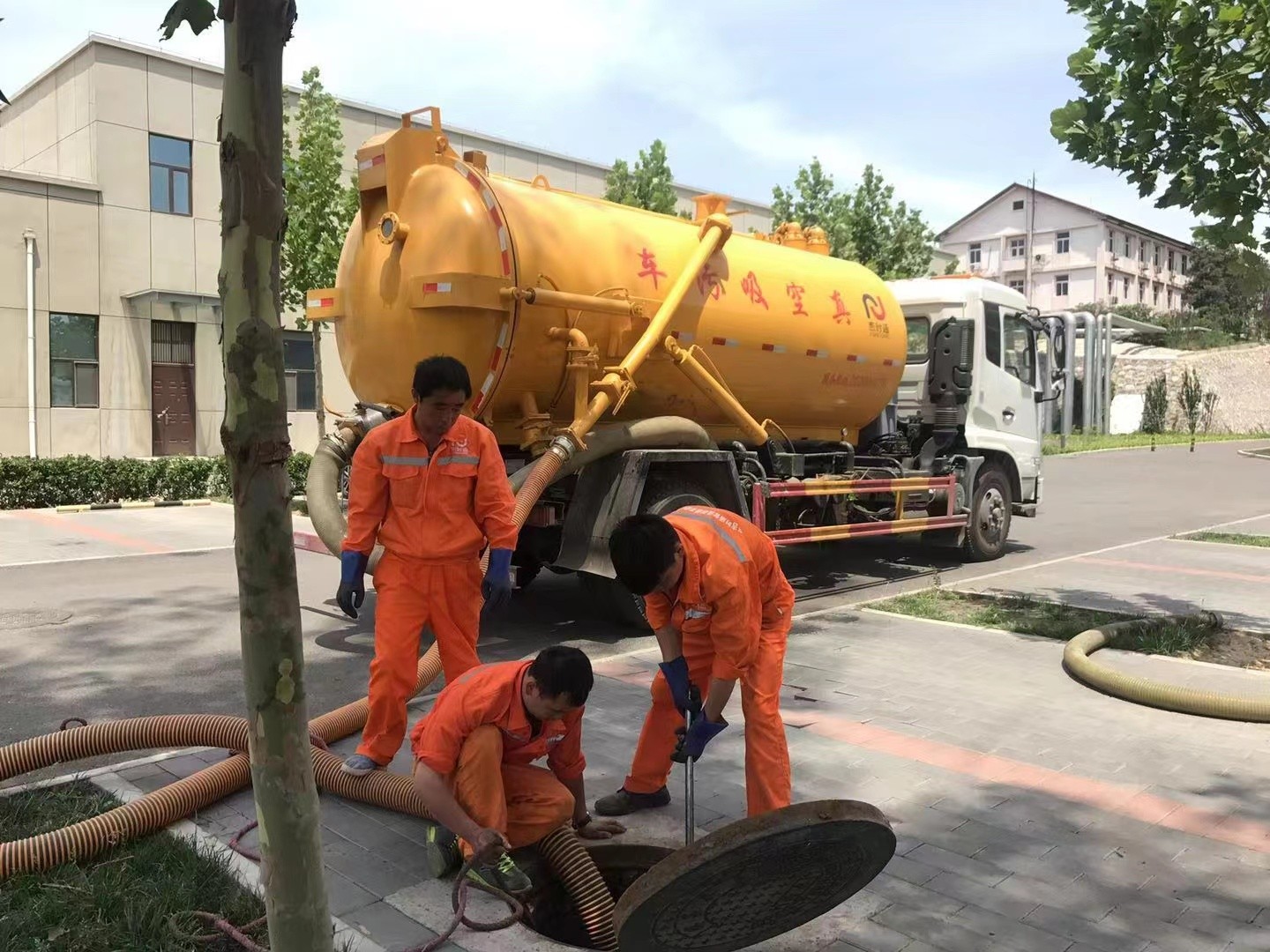 疏勒管道疏通车停在窨井附近