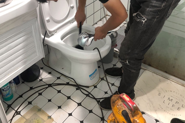 疏勒马桶堵塞自己疏通还是找师傅?专业上门服务让你省时更省心